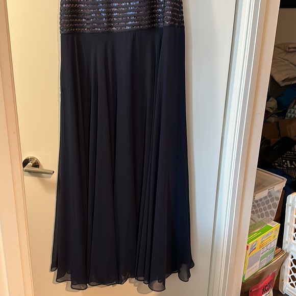 Beautiful gown for any kind of special event. - Picture 4 of 7